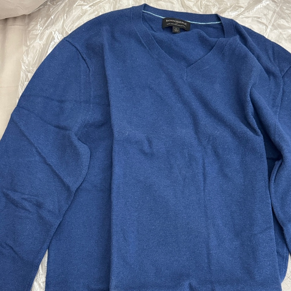 Banana Republic Men's V-Neck Sweater in Rich Blue